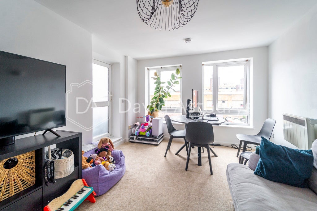 Flat Parkland Road in Greater London