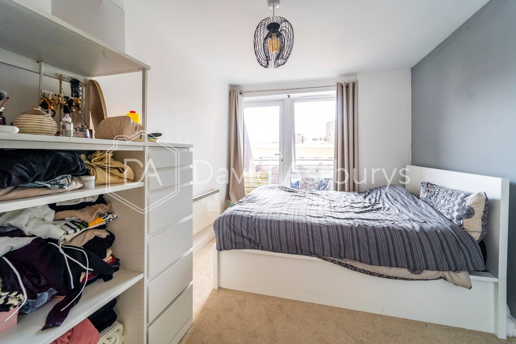 Flat Parkland Road in Greater London