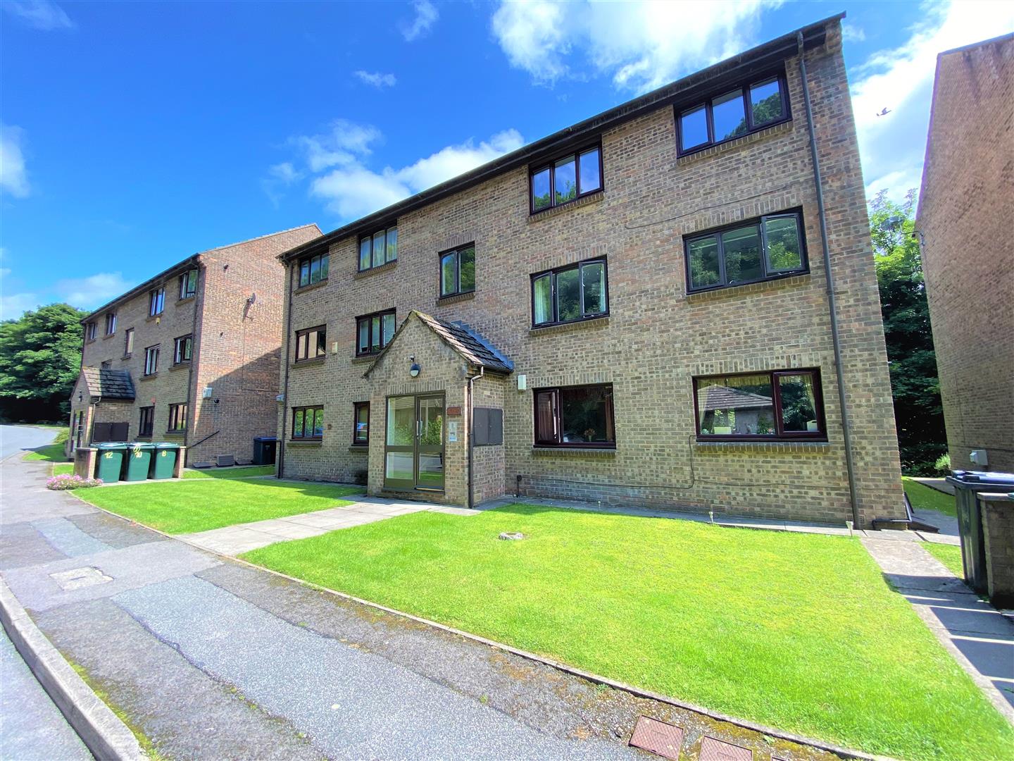 Flat Baildon Wood Court in Bradford