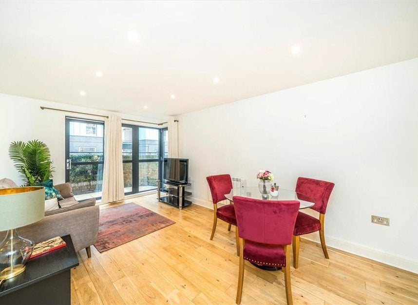 Flat Spa Road in Greater London