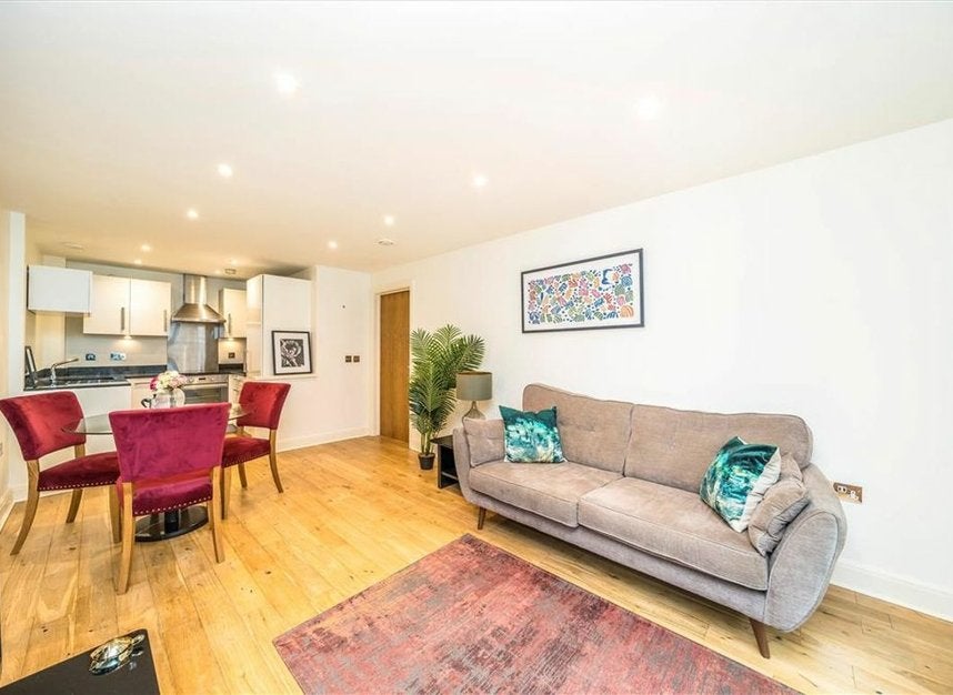 Flat Spa Road in Greater London