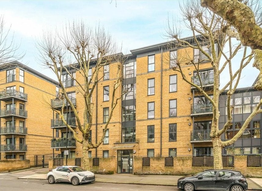 Flat Spa Road in Greater London