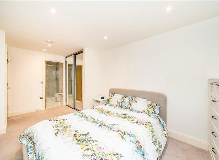 Flat Spa Road in Greater London