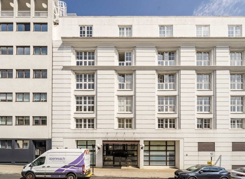 Flat Jamestown Road in London