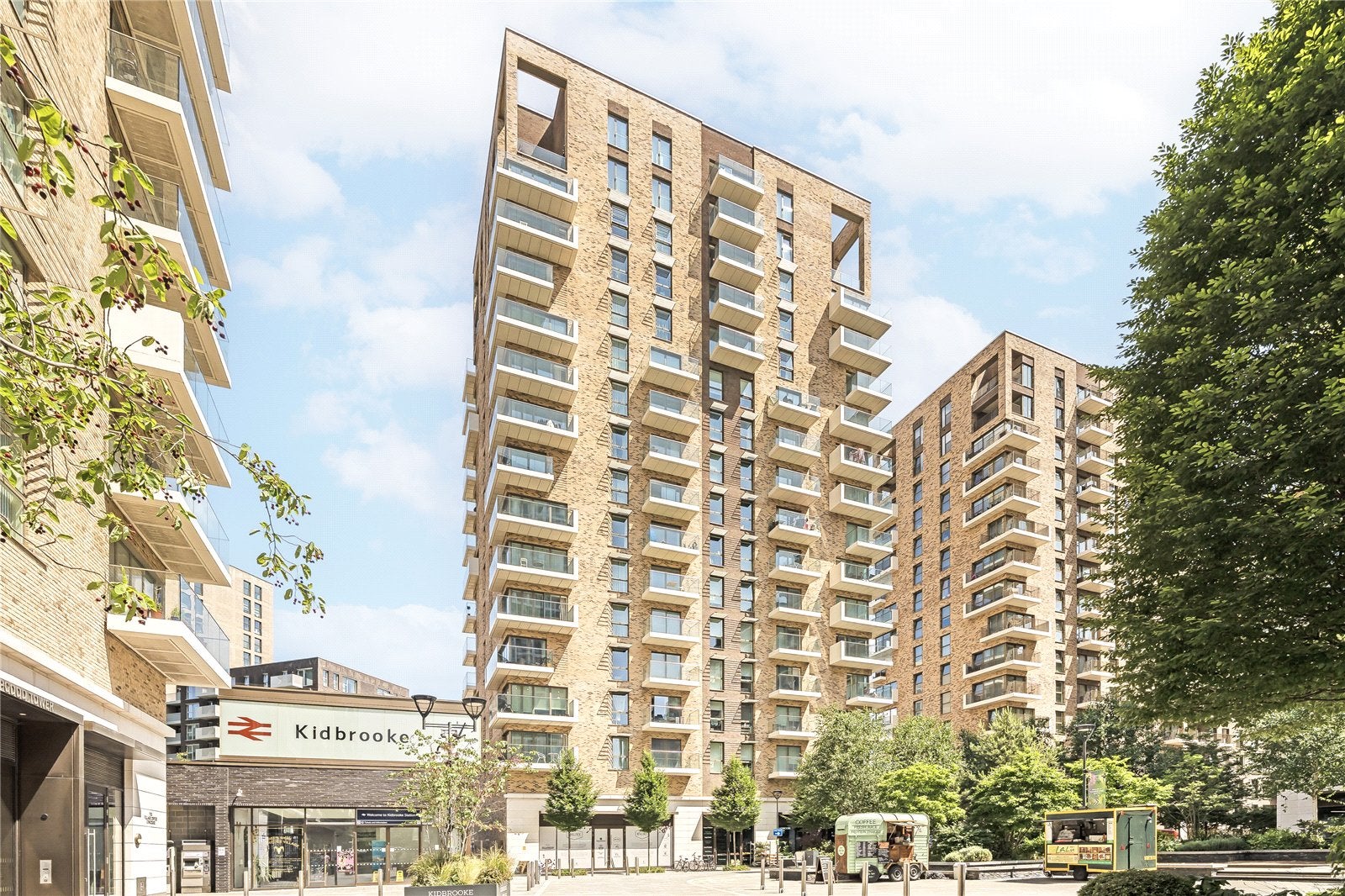 Flat Henley Cross in Greater London