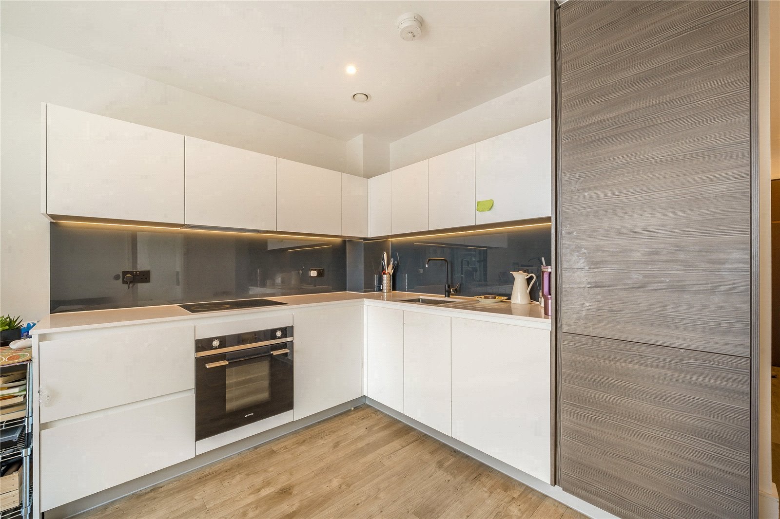 Flat Henley Cross in Greater London