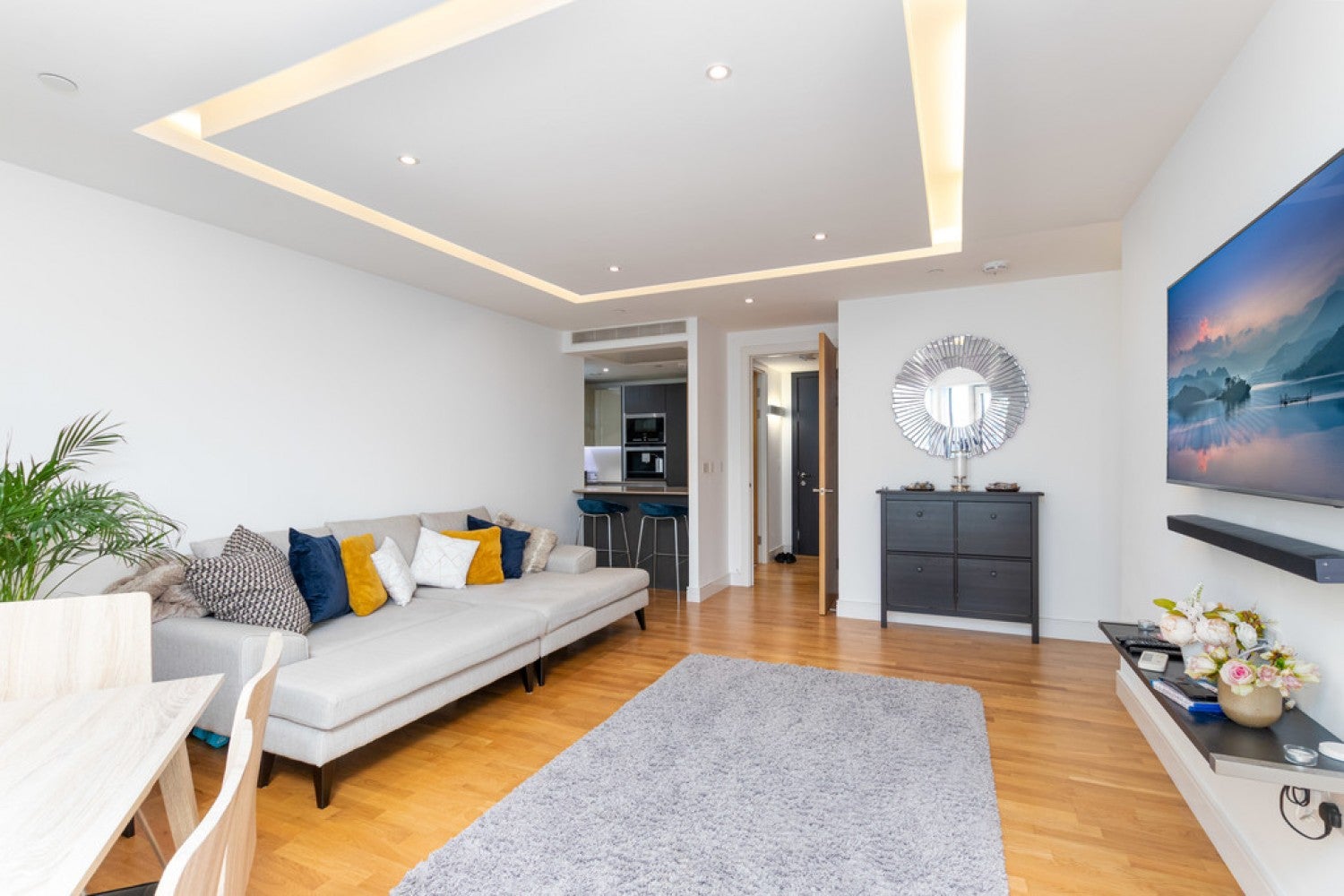 Flat Juniper Drive in Greater London