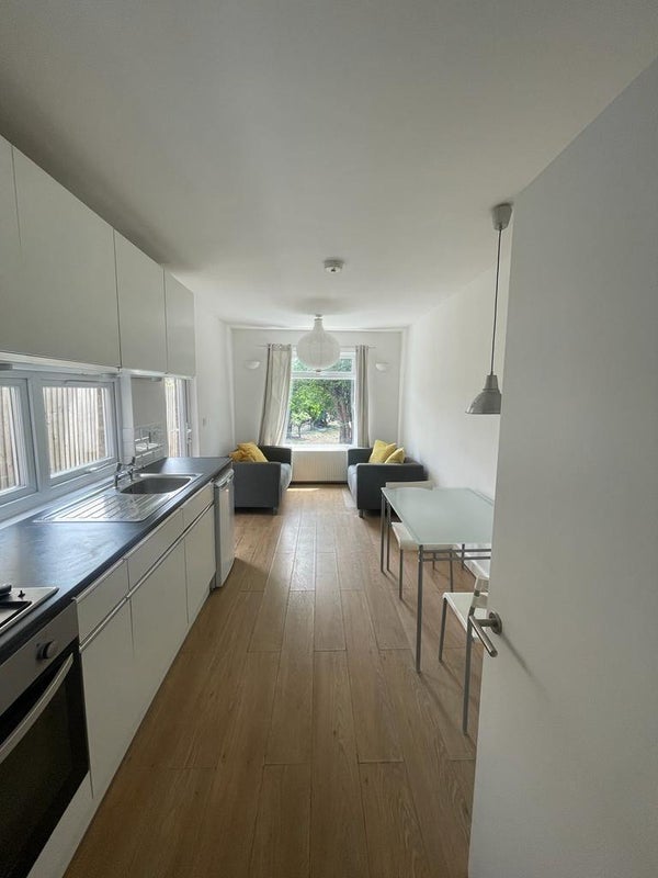 Flat Whitehorse Lane in London
