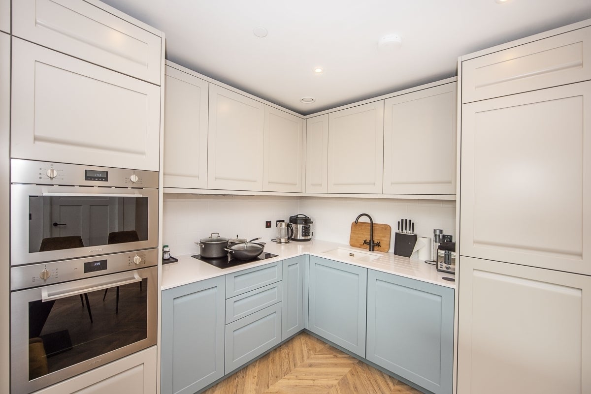 Flat Wheatfield Way in Greater London