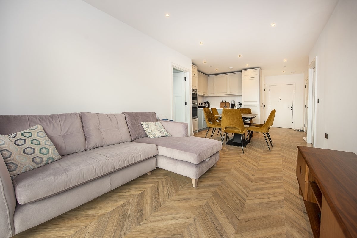 Flat Wheatfield Way in Greater London