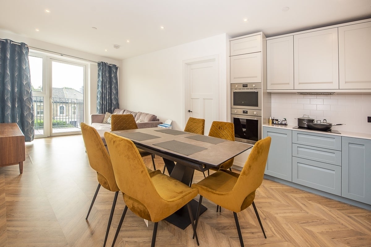 Flat Wheatfield Way in Greater London