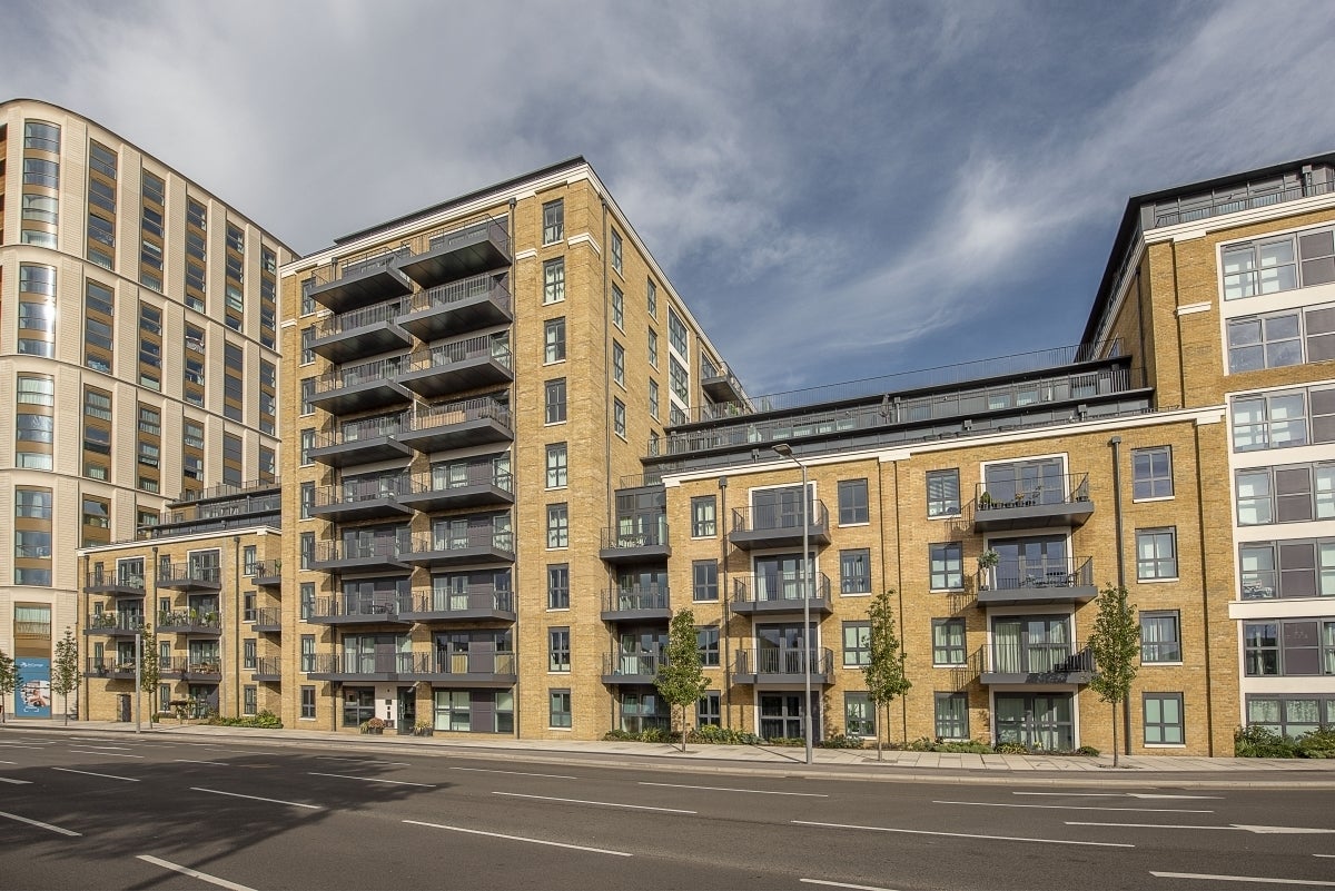 Flat Wheatfield Way in Greater London