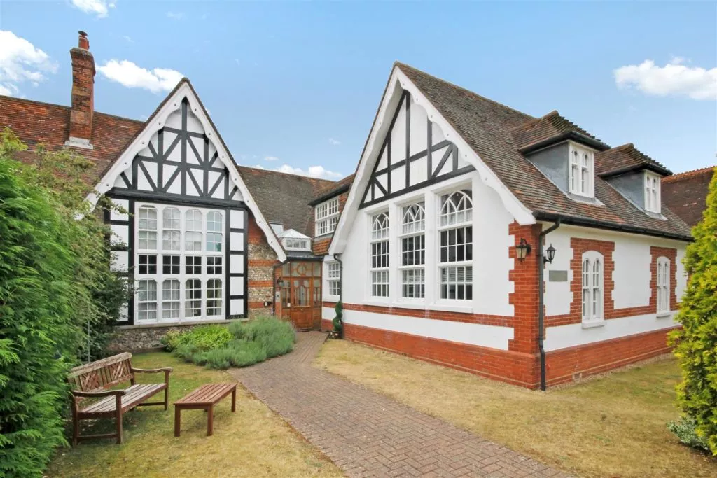 Flat Townshott Close in Mole Valley