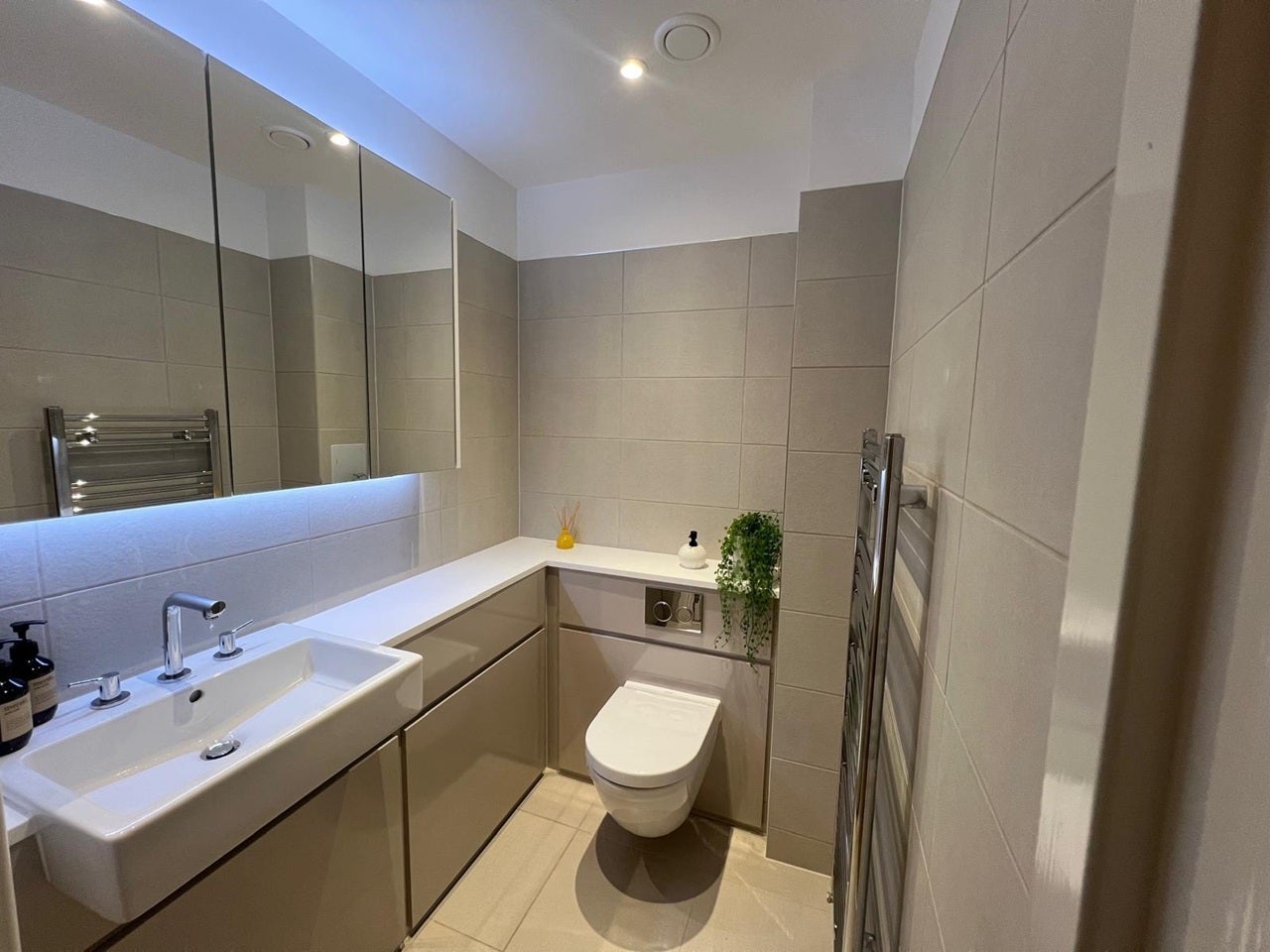 Flat Goswell Road in Greater London