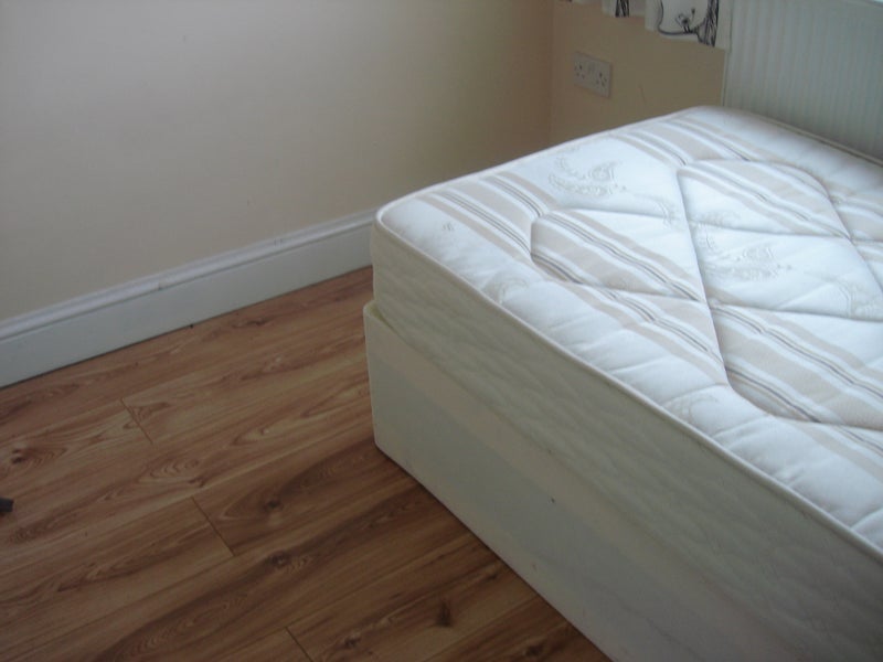 Room St Andrew's Road in Greater London