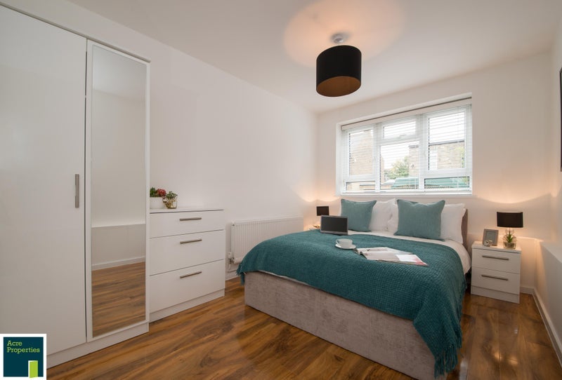 Flat Reynolds Road in Greater London