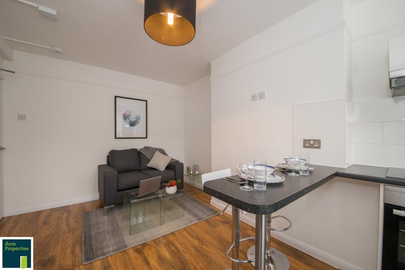 Flat Reynolds Road in Greater London