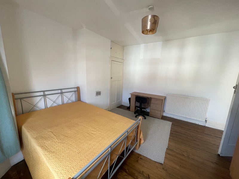 Room Canberra Road in Greater London