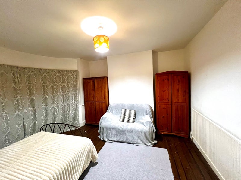 Room Canberra Road in Greater London
