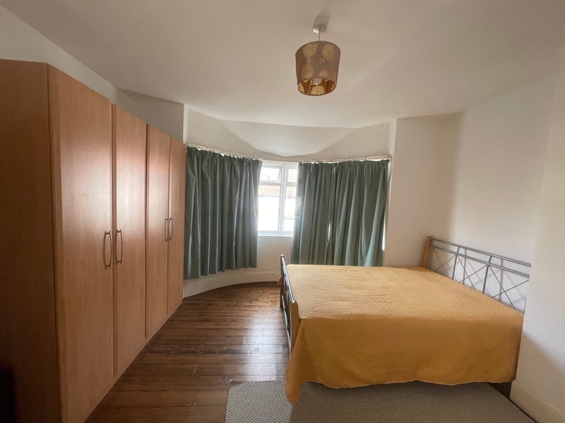Room Canberra Road in Greater London