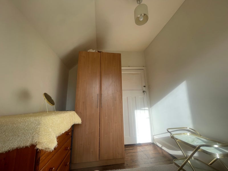 Room Canberra Road in Greater London