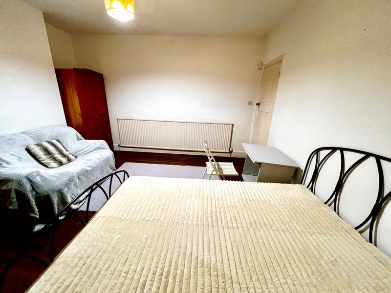 Room Canberra Road in Greater London