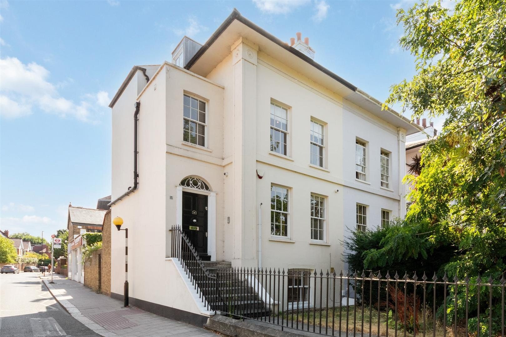 House Heathfield Terrace in Greater London