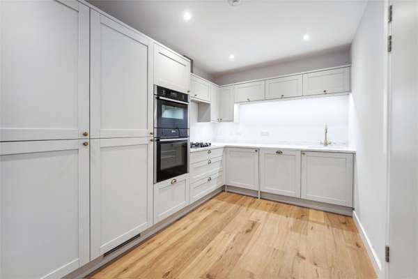 Flat Battersea High Street in Greater London