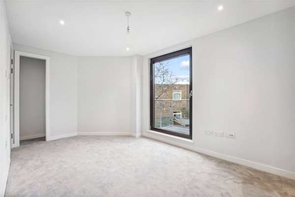 Flat Battersea High Street in Greater London