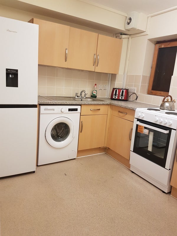 Room West Cromwell Road in Greater London