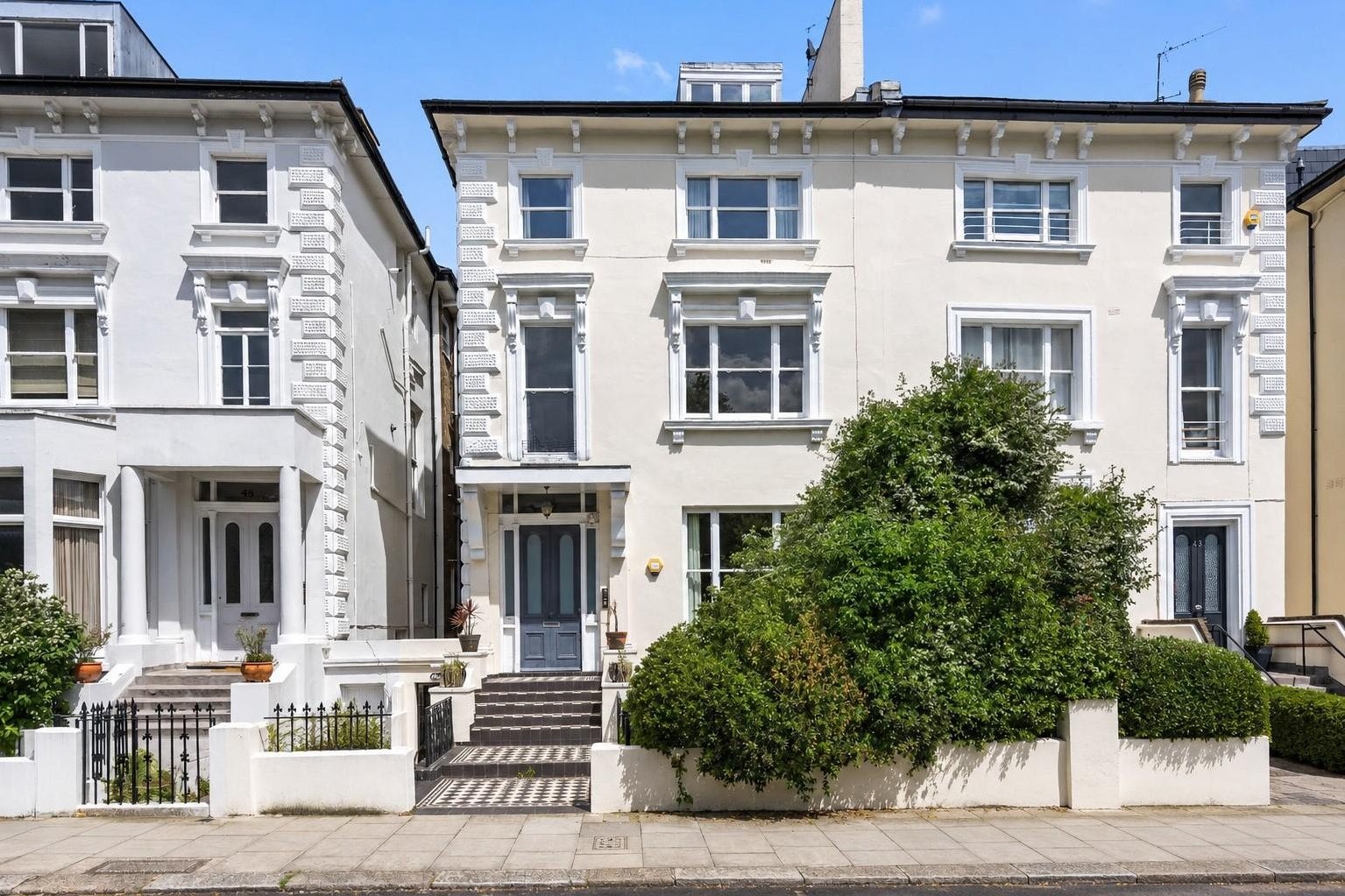 Flat Belsize Square in Greater London