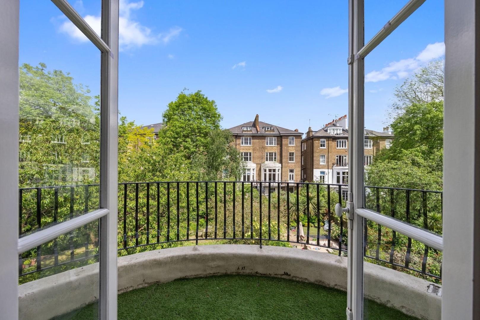 Flat Belsize Square in Greater London