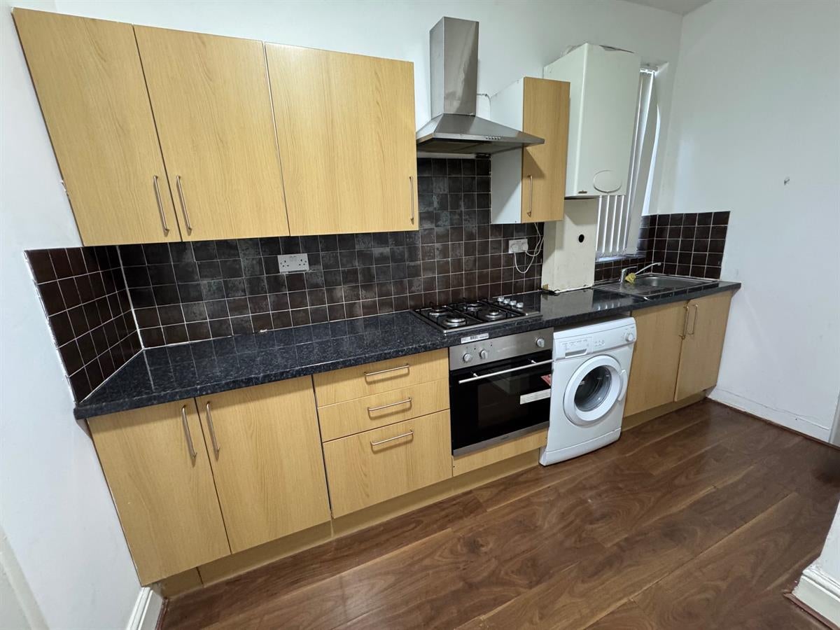 Flat Crayfield Road in Manchester