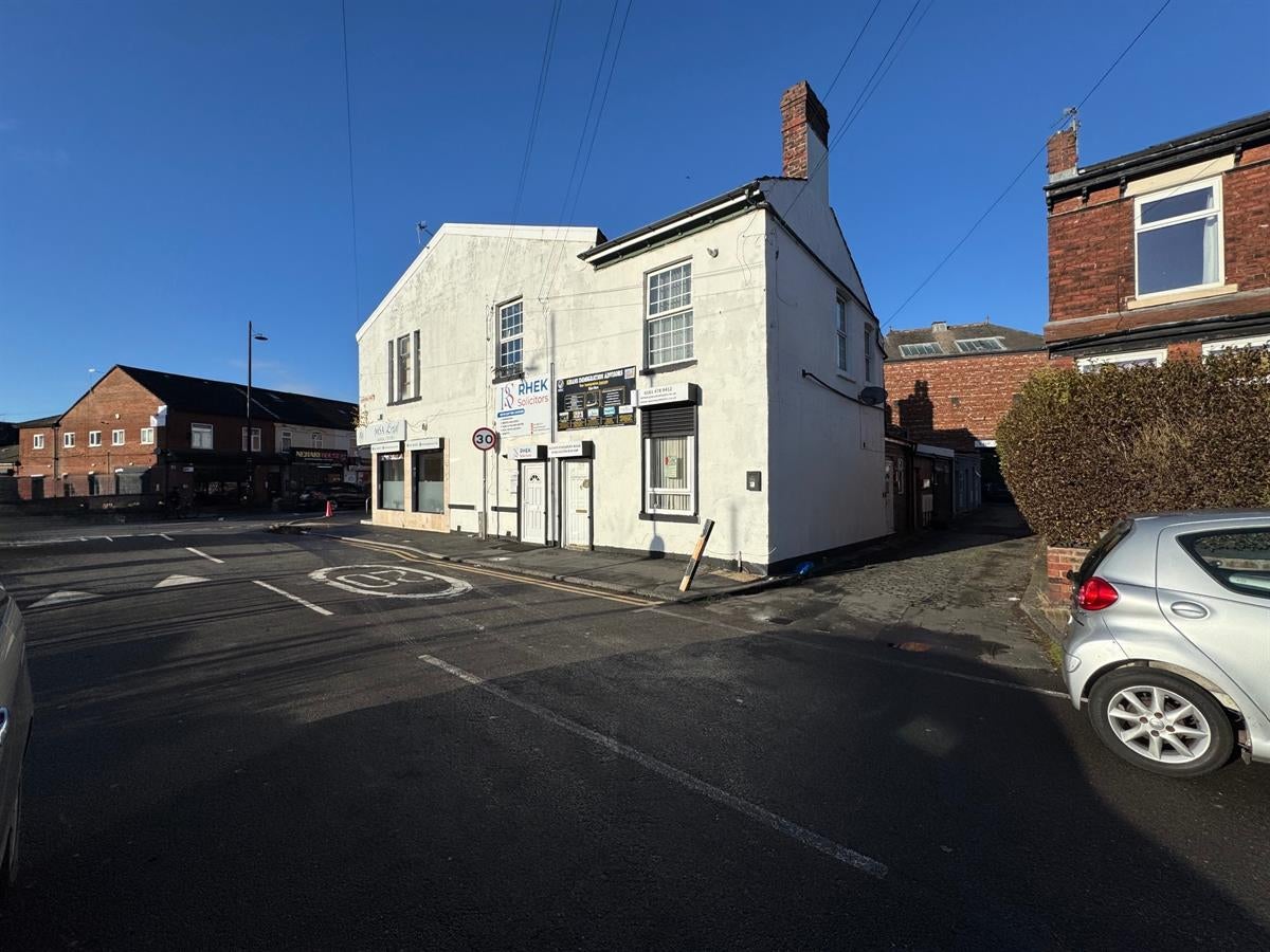 Flat Crayfield Road in Manchester