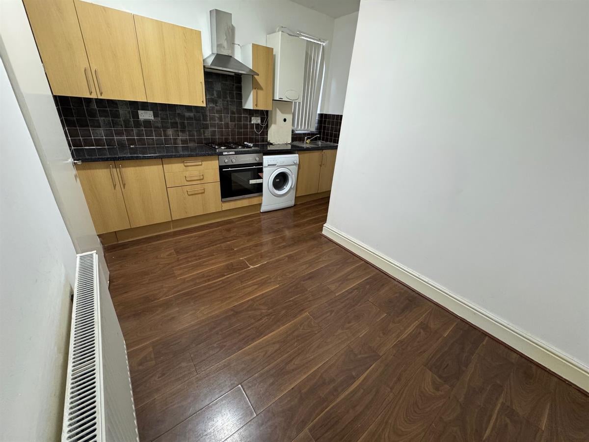 Flat Crayfield Road in Manchester