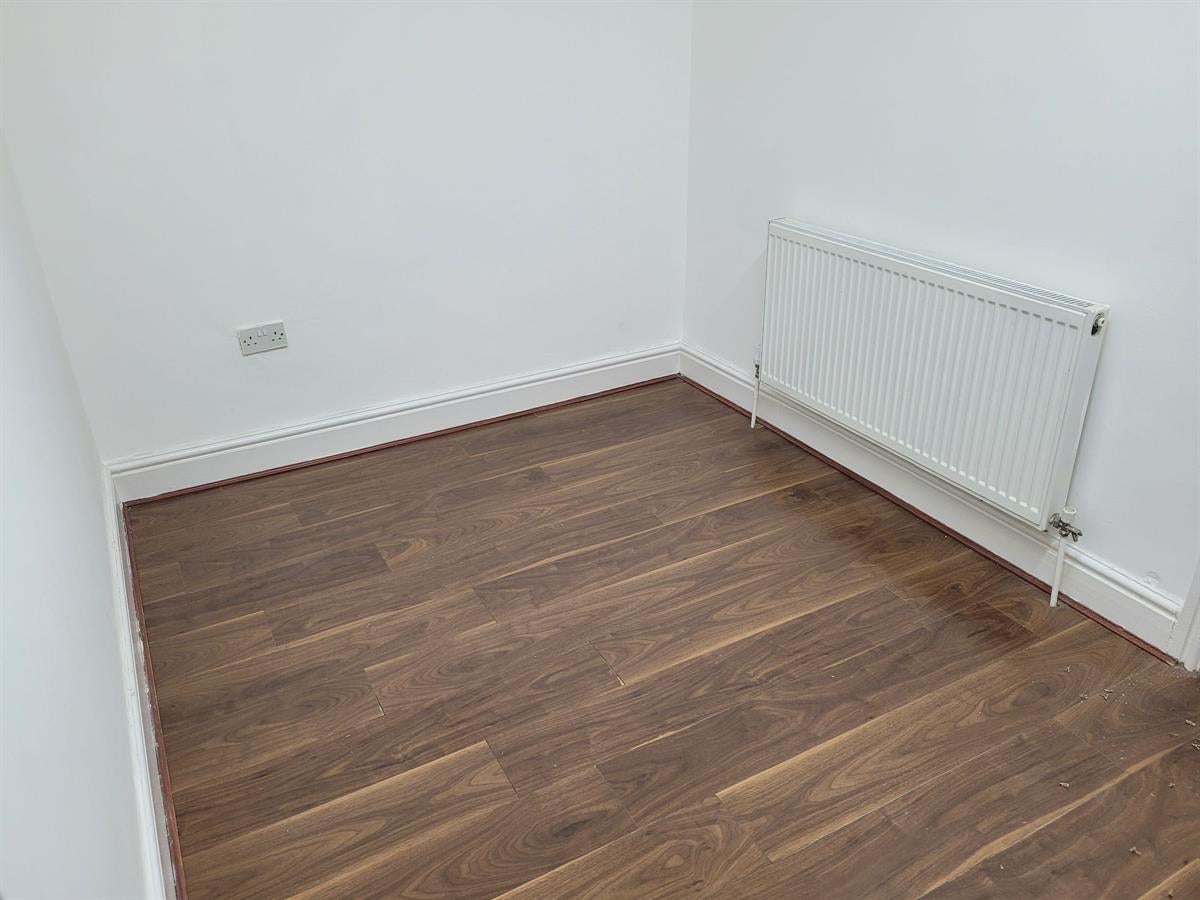 Flat Crayfield Road in Manchester