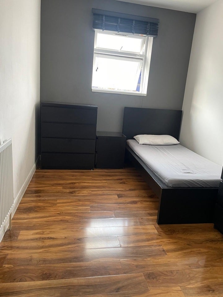 Room Oaklands Park Avenue in Greater London