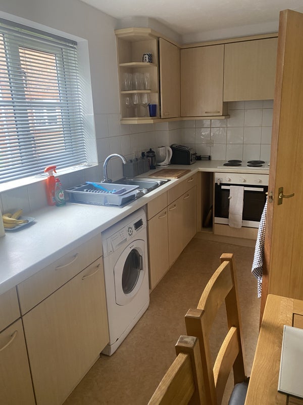 Room Gabriel Road in Crawley