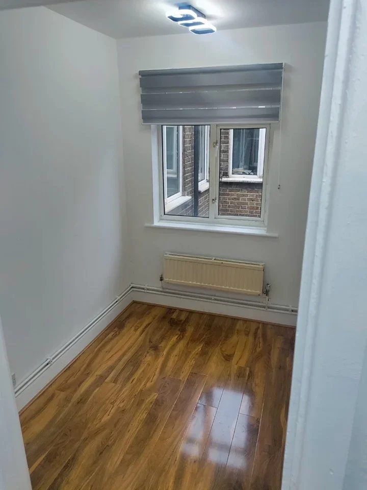 Flat Christchurch Avenue in Greater London