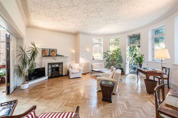 Flat Heath Drive in Greater London