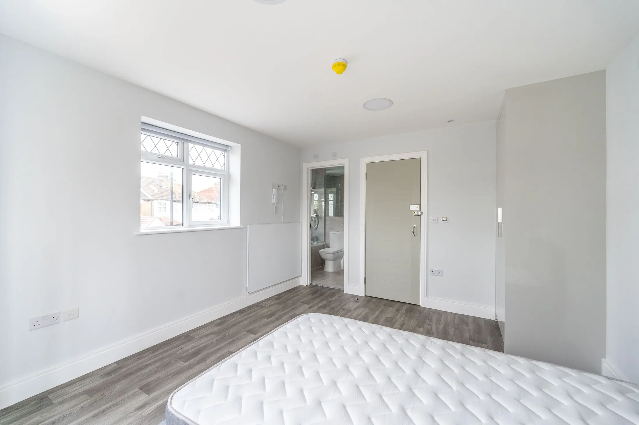 Room Downing Drive in Greater London