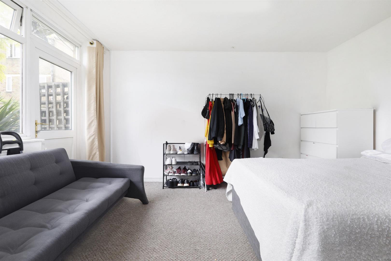 Flat Yalding Road in Greater London