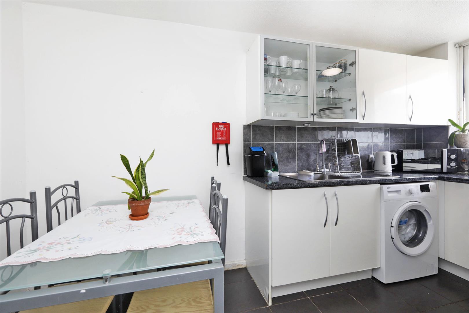 Flat Yalding Road in Greater London