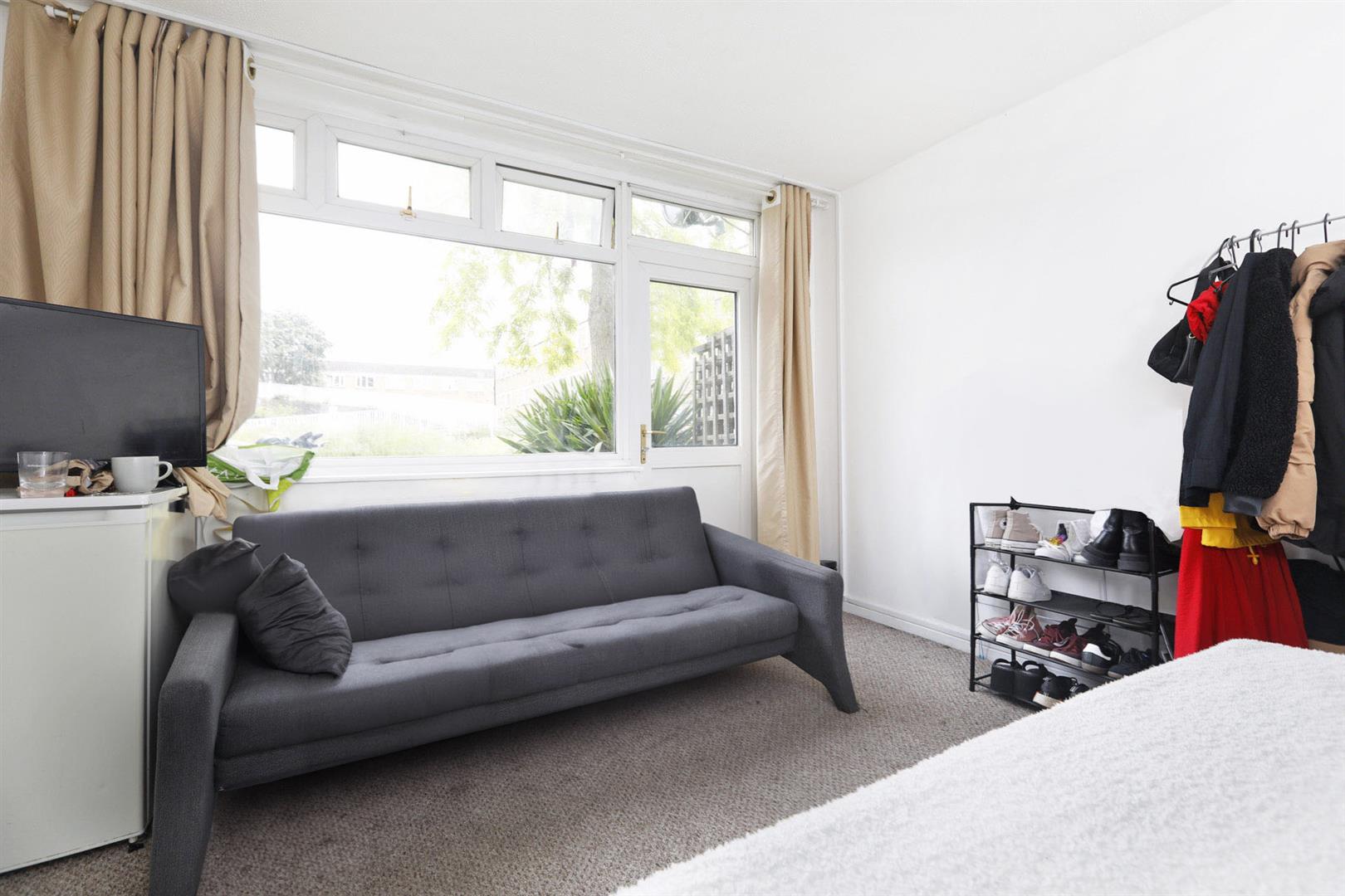Flat Yalding Road in Greater London