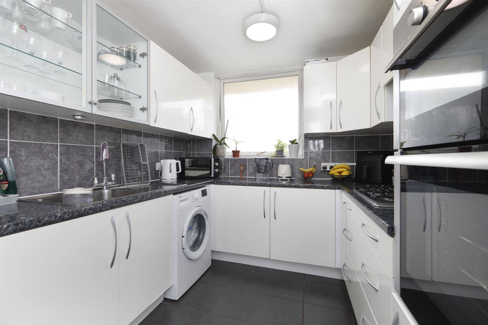 Flat Yalding Road in Greater London