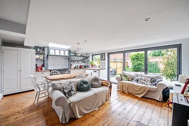 Flat Brandreth Road in Greater London