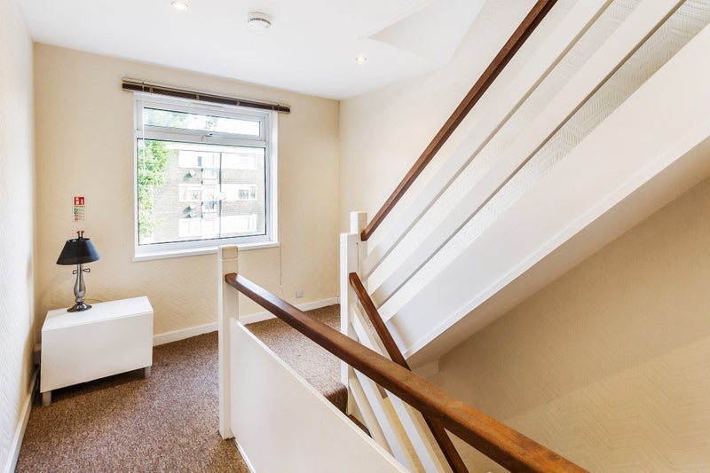 Room Barley Close in Crawley