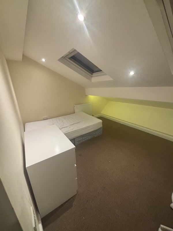 Room Ruskin Avenue in Manchester