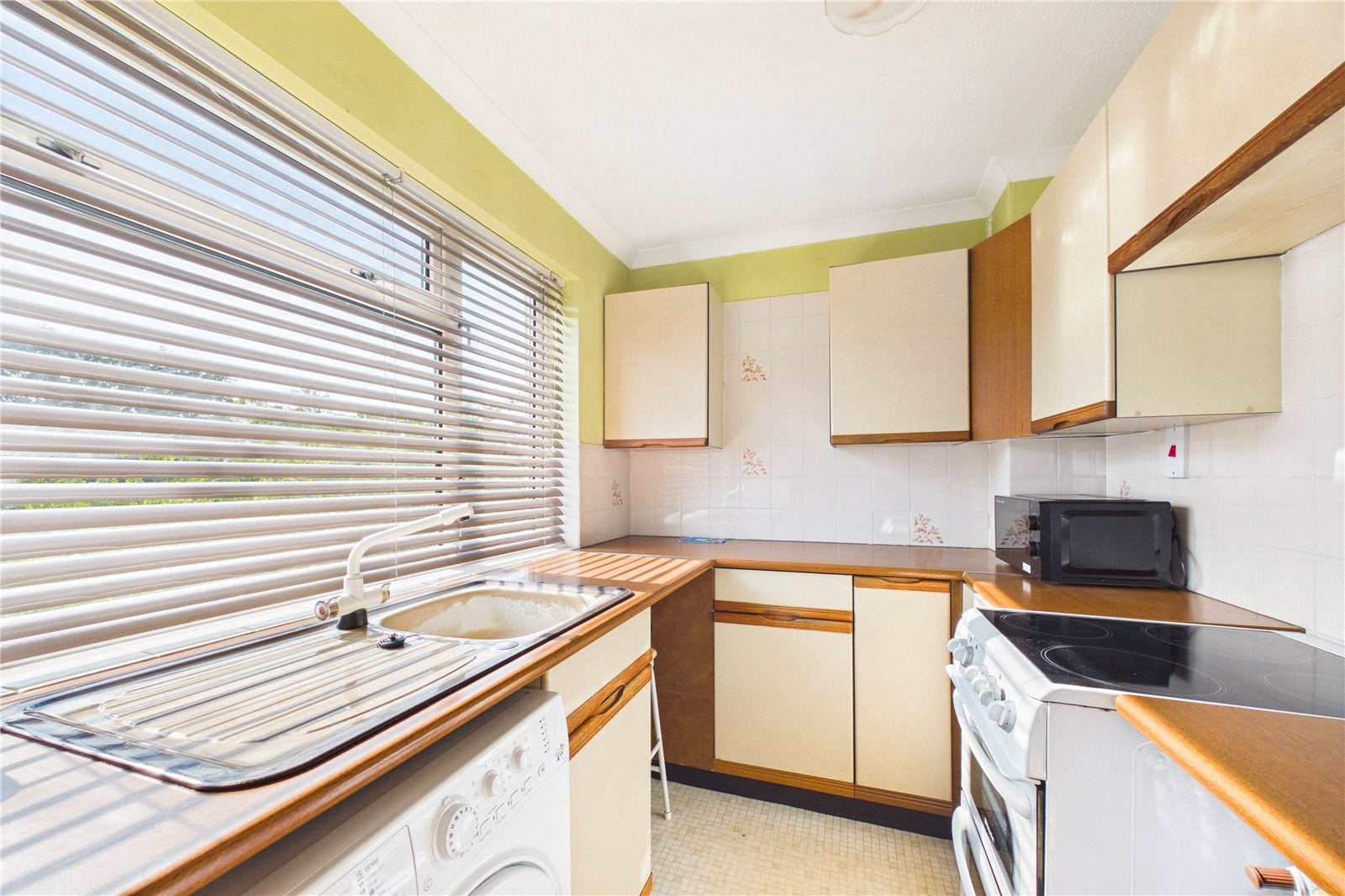 Flat Lower Elmstone Drive in Reading