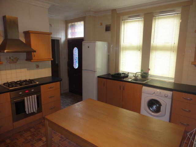 Room Whingate Avenue in Leeds